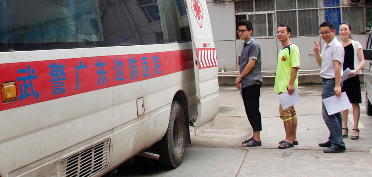 德立達(dá)員工排隊(duì)等待體檢