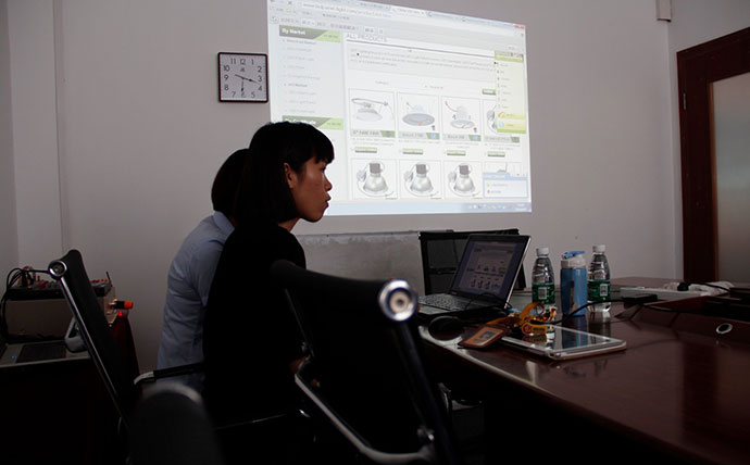 資深美女講師為德立達(dá)外貿(mào)部培訓(xùn)